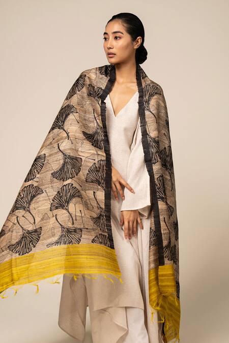 Aeshaane Yellow Tussar Boat Neck Leaf Pattern Contrast Hem Kaftan at Aza Fashions Aeshaane_Yellow Tussar Boat Neck Leaf Pattern Contrast Hem Kaftan _at_Aza_Fashions