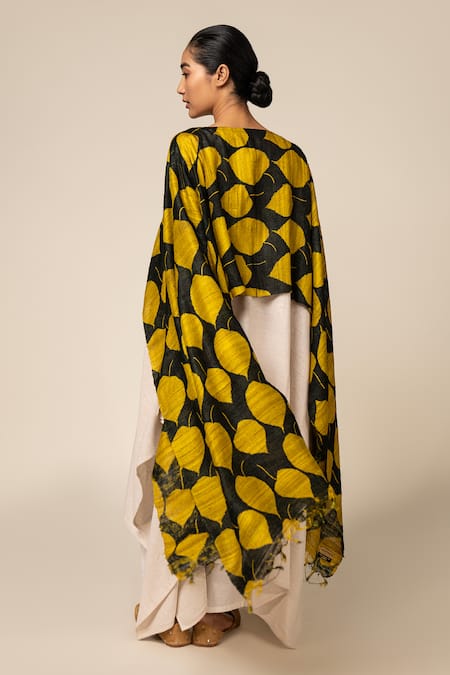 Aeshaane Leaf Pattern Asymmetric Sleeve Kaftan 