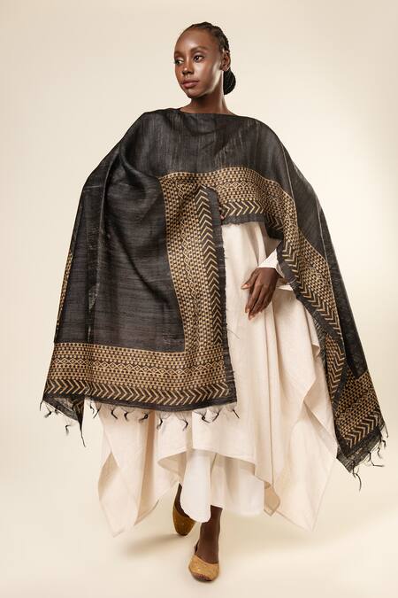 Buy_Aeshaane_Black Tussar Embroidery Boat Neck Geometric Pattern Hem Kaftan _Online_at_Aza_Fashions