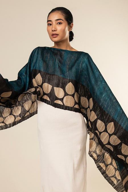 Buy Aeshaane Blue Tussar Boat Neck Geometric Flower Pattern Hem Kaftan Online at Aza Fashions Buy_Aeshaane_Blue Tussar Boat Neck Geometric Flower Pattern Hem Kaftan _Online_at_Aza_Fashions