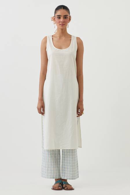 Upavita_Off White Kurta And Dupatta Cotton Chanderi Hand Flower Blossom Pant Set _Online_at_Aza_Fashions