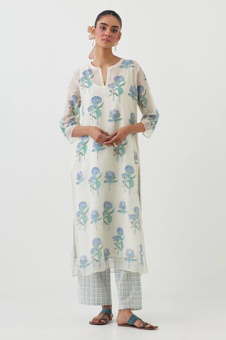 Buy_Upavita_Off White Kurta And Dupatta Cotton Chanderi Hand Flower Blossom Pant Set _Online_at_Aza_Fashions