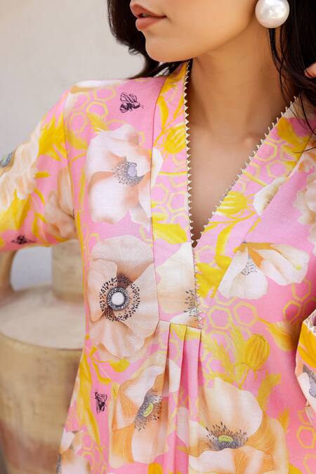 Buy_Chrkha_Pink Chanderi Silk, Linen V-neck Floral Printed Kurta Pant Set 