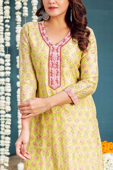 Missprint Green Chanderi, Cotton Embroidery V-neck Mahira Printed Kurta Pant Set Online at Aza Fashions Missprint_Green Chanderi, Cotton Embroidery V-neck Mahira Printed Kurta Pant Set _Online_at_Aza_Fashions