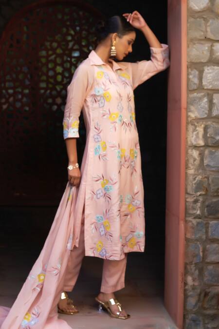 Sonia Khatri Peach Organza Cut Work, Zari, Pearls, Embroidery Floral Kurta Pant Set at Aza Fashions Sonia Khatri_Peach Organza Cut Work, Zari, Pearls, Embroidery Floral Kurta Pant Set _at_Aza_Fashions