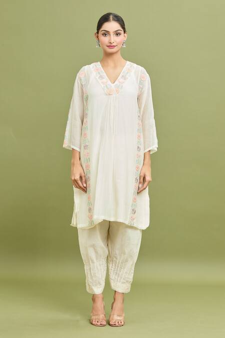 Jyoti Bansal_Off White Chanderi, Cotton, Kota Doria Embroidery Floral Panelled Kurta Set _Online_at_Aza_Fashions