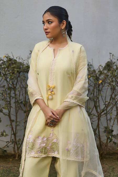 Vaani Beswal_Yellow Chanderi, Organza Embroidery, Tassels Split Dalan Hand Kurta Trouser Set _Online_at_Aza_Fashions