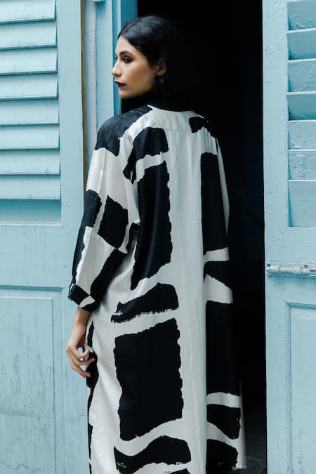 Buy_Aeshaane_Black Silk Open Neck Checkered Print Duster Jacket 