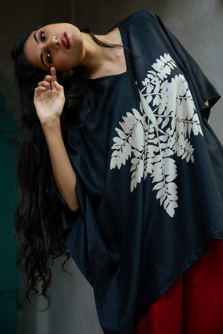 Buy_Aeshaane_Black Silk V-neck Foliage Print Short Kaftan _Online_at_Aza_Fashions