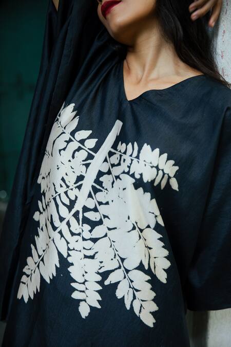 Aeshaane_Black Silk V-neck Foliage Print Short Kaftan _at_Aza_Fashions