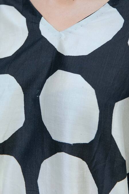 Aeshaane_Black Silk V-neck Dot Print Short Kaftan _at_Aza_Fashions