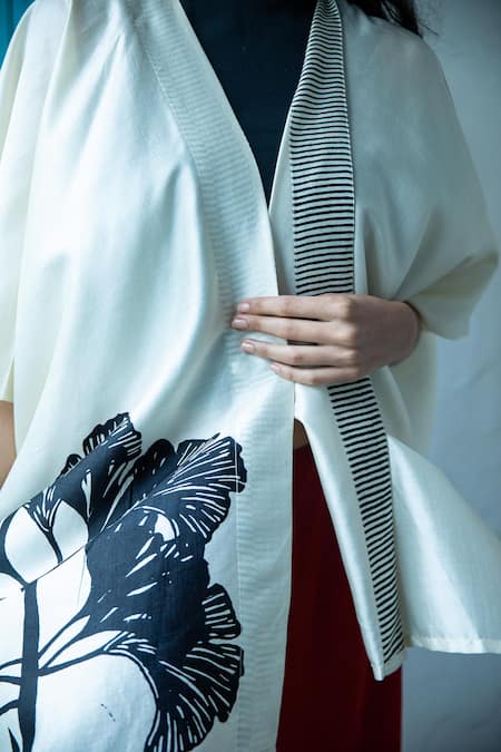 Buy_Aeshaane_White Silk Ginkgo Leaf Printed Kaftan Robe 