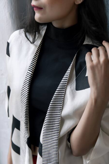 Buy_Aeshaane_White Silk Geometric Print Kaftan Robe 