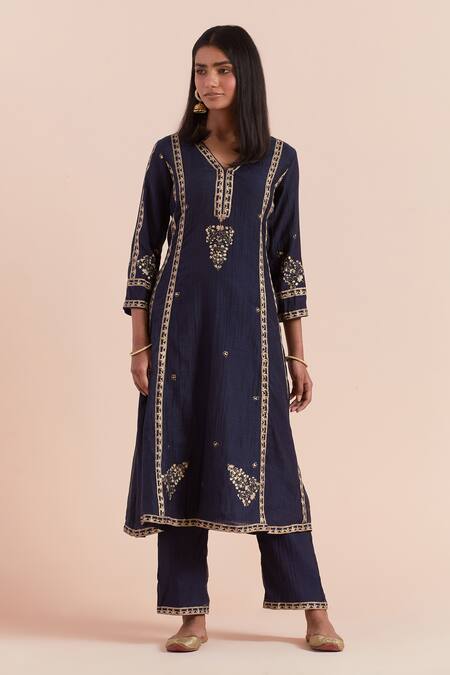 Priya Chaudhary_Blue Chanderi Embroidery V-neck Printed Kurta And Pant Set _Online_at_Aza_Fashions
