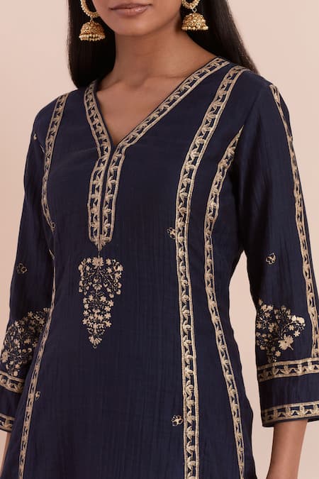 Buy_Priya Chaudhary_Blue Chanderi Embroidery V-neck Printed Kurta And Pant Set _Online_at_Aza_Fashions