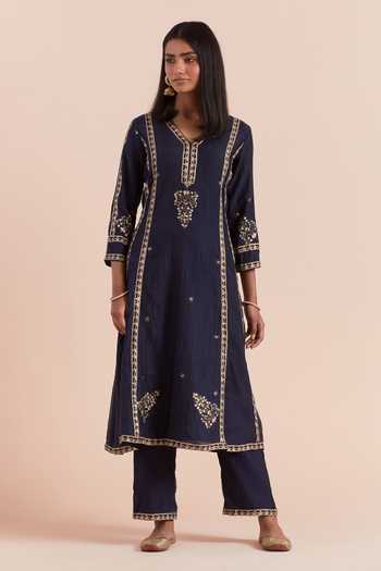 Priya Chaudhary_Blue Chanderi Embroidery V-neck Printed Kurta Pant Set _Online_at_Aza_Fashions