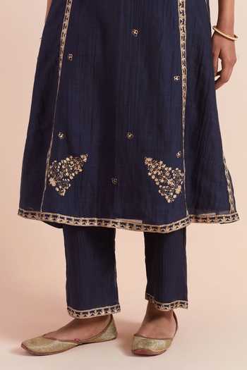 Priya Chaudhary_Blue Chanderi Embroidery V-neck Printed Kurta Pant Set _at_Aza_Fashions