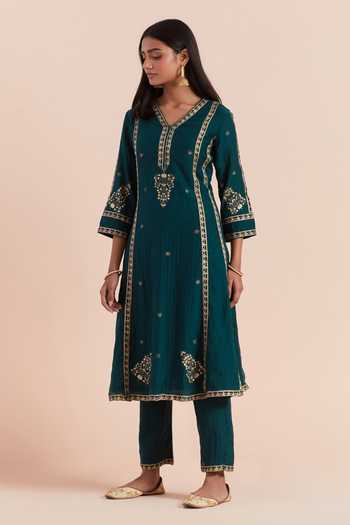 Priya Chaudhary_Green Chanderi Embroidery V-neck Floral Print Kurta And Pant Set _Online_at_Aza_Fashions