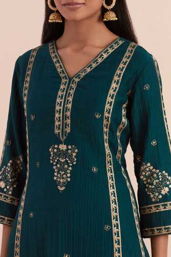 Buy_Priya Chaudhary_Green Chanderi Embroidery V-neck Floral Print Kurta And Pant Set _Online_at_Aza_Fashions