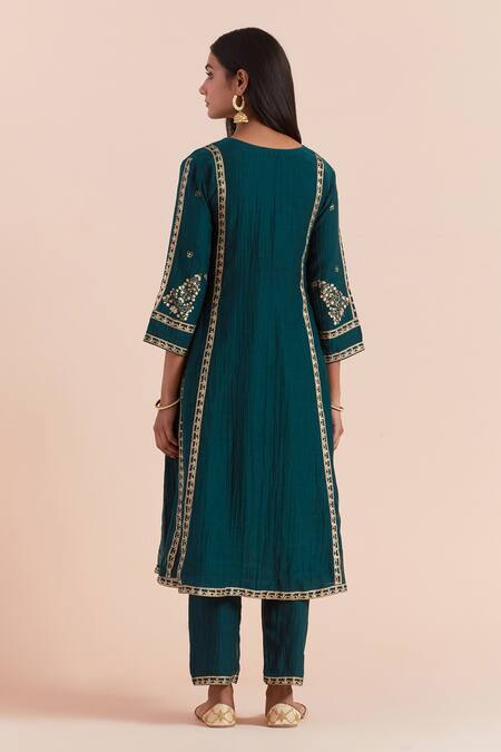 Shop Priya Chaudhary Green Chanderi Embroidery V-neck Floral Print Kurta Set at Aza Fashions Shop_Priya Chaudhary_Green Chanderi Embroidery V-neck Floral Print Kurta Set _at_Aza_Fashions