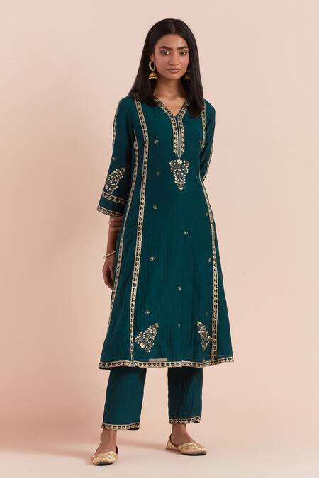 Priya Chaudhary Green Chanderi Embroidery V-neck Floral Print Kurta Set Online at Aza Fashions Priya Chaudhary_Green Chanderi Embroidery V-neck Floral Print Kurta Set _Online_at_Aza_Fashions