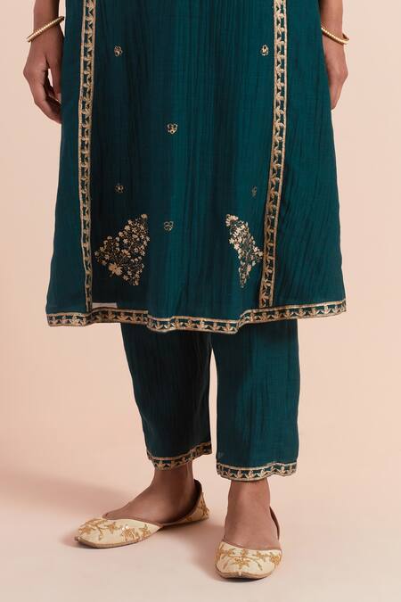 Priya Chaudhary Green Chanderi Embroidery V-neck Floral Print Kurta Set at Aza Fashions Priya Chaudhary_Green Chanderi Embroidery V-neck Floral Print Kurta Set _at_Aza_Fashions