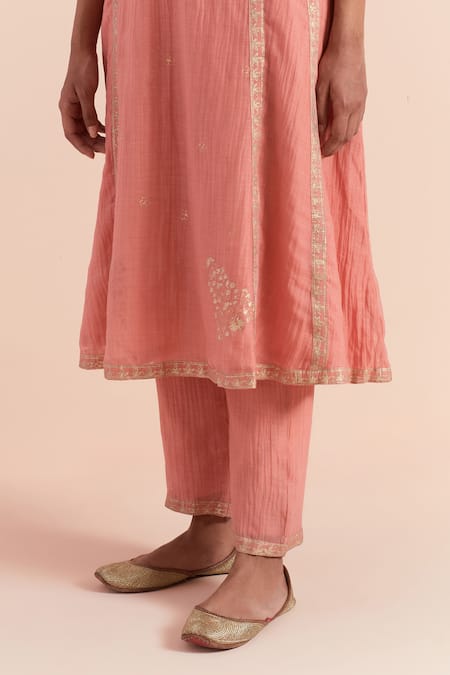 Priya Chaudhary Peach Chanderi V-neck Floral Block Print Kurta Pant Set at Aza Fashions Priya Chaudhary_Peach Chanderi V-neck Floral Block Print Kurta Pant Set _at_Aza_Fashions