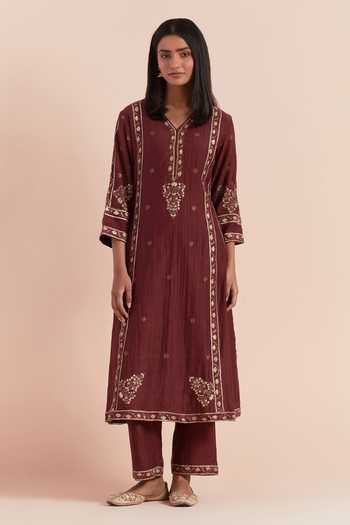 Priya Chaudhary_Red Chanderi, Cotton Embroidery V-neck Flower Print Kurta Pant Set _Online_at_Aza_Fashions