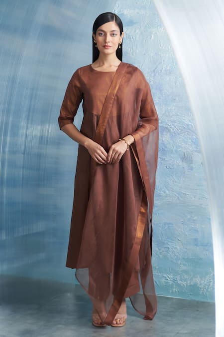 Charkhee Yoke Woven Kurta Set 