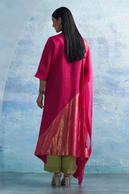 Shop Charkhee Fuchsia Linen, Organza, Cotton Satin V-neck Colorblock Linear Woven Kurta Set at Aza Fashions Shop_Charkhee_Fuchsia Linen, Organza, Cotton Satin V-neck Colorblock Linear Woven Kurta Set _at_Aza_Fashions