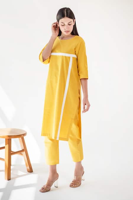Merakus_Yellow Cotton Applique Round Neck Contrast Kurta With Pant _Online_at_Aza_Fashions