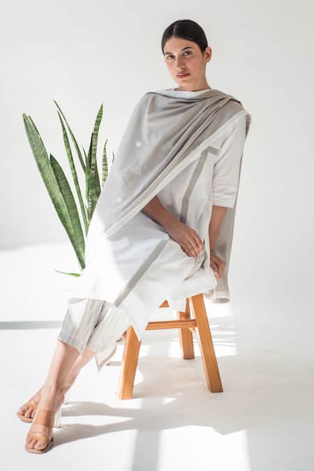 Merakus_White Cotton Applique Round Neck Kurta Set With Contrast Stole _Online_at_Aza_Fashions