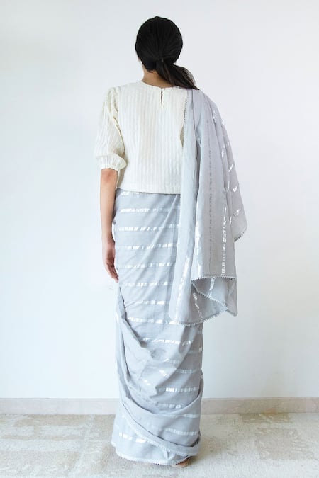 Merakus Vertical Stripe Pattern Saree With Blouse 