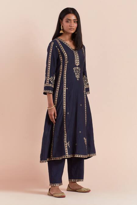 Priya Chaudhary_Blue Chanderi Embroidery V-neck Printed Kurta And Pant Set _at_Aza_Fashions