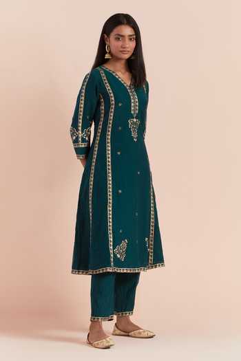 Priya Chaudhary_Green Chanderi Embroidery V-neck Floral Print Kurta And Pant Set _at_Aza_Fashions