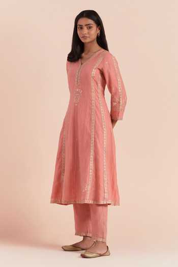 Priya Chaudhary_Peach Chanderi Embroidery V-neck Floral Block Print Kurta And Pant Set _at_Aza_Fashions