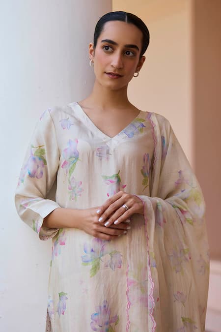 Shop Surmaye Beige Chanderi, Handloom Cotton Cut Work Sunkissed Magnolia Bloom Print Dupatta at Aza Fashions Shop_Surmaye_Beige Chanderi, Handloom Cotton Cut Work Sunkissed Magnolia Bloom Print Dupatta _at_Aza_Fashions