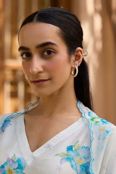 Shop Surmaye Ivory Chanderi Cut Work Sunkissed Poppy Blossom Print Dupatta at Aza Fashions Shop_Surmaye_Ivory Chanderi Cut Work Sunkissed Poppy Blossom Print Dupatta _at_Aza_Fashions