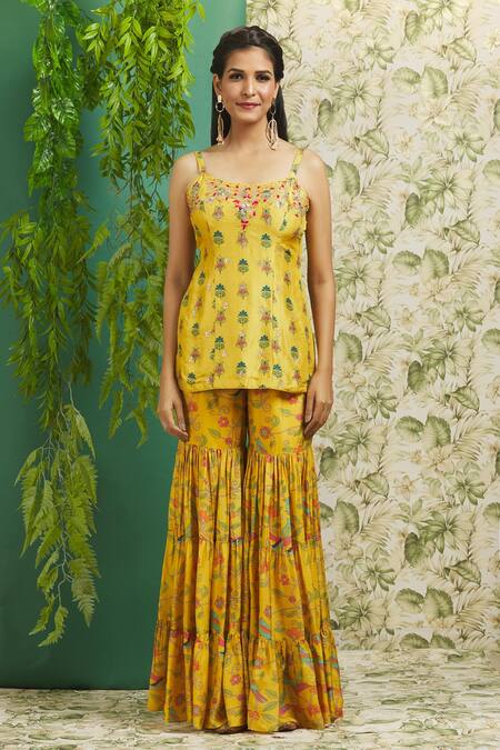 Samyukta Singhania_Yellow Silk Embroidery, Sequins Scoop Neck Floral Print Peplum Kurta Set _at_Aza_Fashions