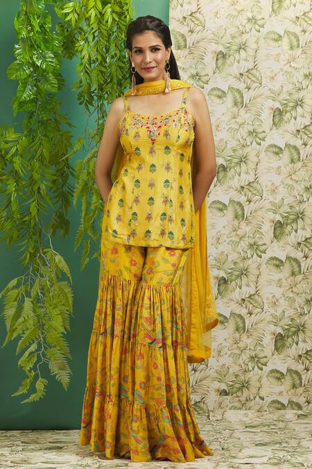 Samyukta Singhania_Yellow Silk Embroidery, Sequins Scoop Neck Floral Print Peplum Kurta Set _Online_at_Aza_Fashions