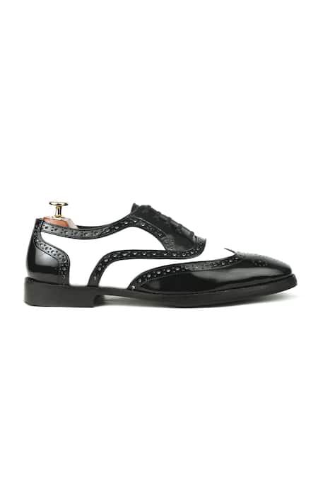 IVRAH_Black Retro Brogue Pattern Shoes _at_Aza_Fashions