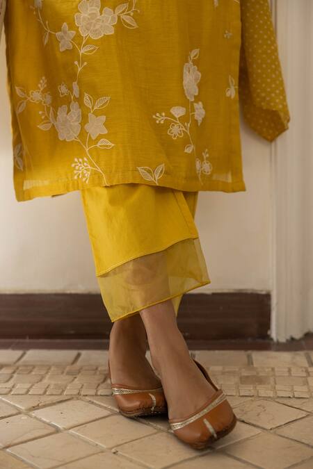 Buy_Vaayu_Yellow Muslin Embroidery Round Neck Bloom Kurta Pant Set 