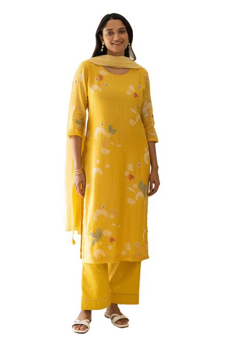 Vaayu_Yellow Muslin Round Neck Flora Meadow Print Kurta With Pant _Online_at_Aza_Fashions