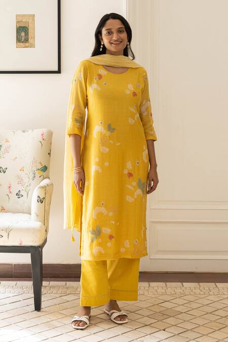 Buy_Vaayu_Yellow Muslin Round Neck Flora Meadow Print Kurta With Pant _Online_at_Aza_Fashions