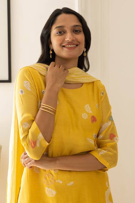 Vaayu_Yellow Muslin Round Neck Flora Meadow Print Kurta With Pant _at_Aza_Fashions