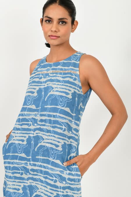 Rias Jaipur Blue Linen Round Neck Dabu Mud Resist Pattern Kurta at Aza Fashions Rias Jaipur_Blue Linen Round Neck Dabu Mud Resist Pattern Kurta _at_Aza_Fashions