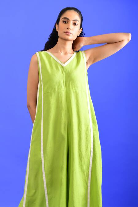 Rias Jaipur_Green Handloom Cotton V-neck Handwoven Plain Jumpsuit _at_Aza_Fashions
