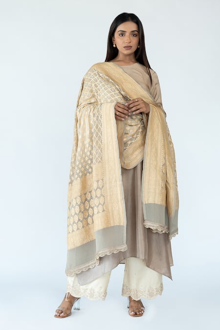 Meghna Panchmatia Ombre Asymmetric Kurta With Bandhej Banarasi Dupatta 