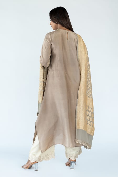 Meghna Panchmatia Ombre Asymmetric Kurta With Bandhej Banarasi Dupatta 