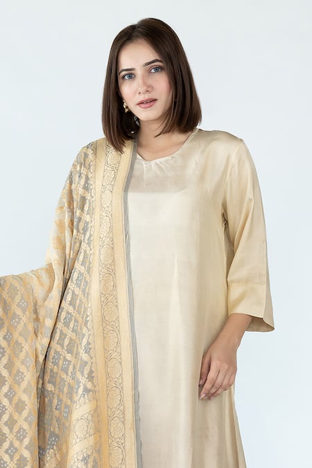 Meghna Panchmatia_Ivory Silk Embroidery, Zari Round Neck Asymmetric Kurta With Woven Dupatta _Online_at_Aza_Fashions